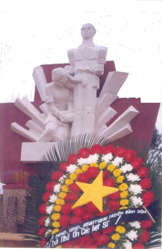 Tượng đài tưởng niệm các nạn nhân vụ thảm sát tại địa đạo Đám Toái - Bình Châu.