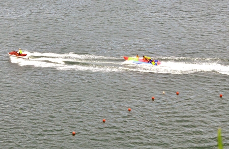  Du khách tham gia các trò chơi mạo hiểm cùng sóng nước trên vịnh Hạ Long.