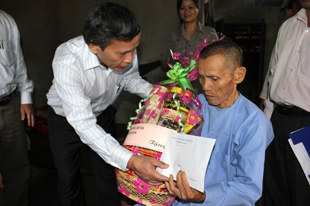 Đồng chí Cao Khoa- Chủ tịch UBND tỉnh tặng quà cho gia đình mẹ VNAH Lê Thị Tiện ở TDP 3, thị trấn Mộ Đức