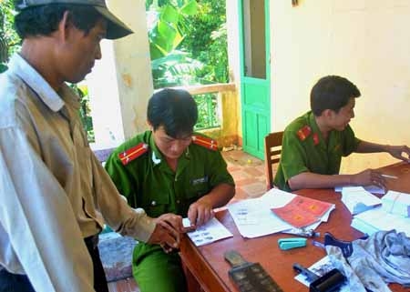 Chiến sĩ Công an huyện Tây Trà về thôn Trà Ong, xã Trà Quân làm chứng minh thư cho người dân.