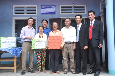 Lãnh đạo Báo Quảng Ngãi và Công ty BHNT Prudential Việt Nam tặng quà cho gia đình tại lễ bàn giao nhà.
