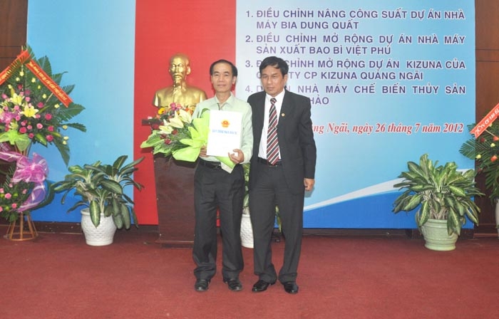 Ông Đoàn Tấn Hận -Trưởng BQL Các KCN trao giấy chứng nhận đầu tư cho dự án