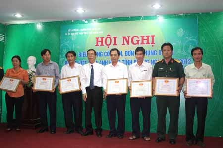 Chủ tịch UB Mặt trận TQVN tỉnh Nguyễn Minh Tuấn trao bằng khen cho các cơ quan, đơn vị phụng dưỡng Mẹ VNAH tỉnh Quảng Ngãi.