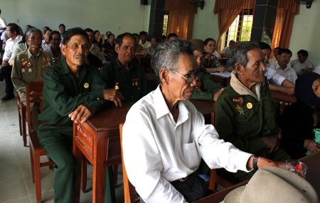 40 người có công với cách mạng tiêu biểu đã dự buổi gặp mặt với lãnh đạo huyện Minh Long