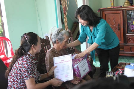 Chủ tịch Hội LHPN tỉnh Phạm Thị Thu Trang tặng quà cho Mẹ VNAH Nguyễn Thị Anh.