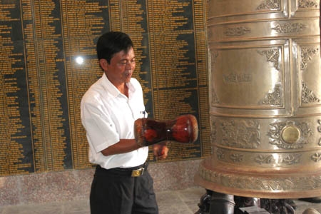 Ông Huỳnh Duy Việt-Phó Chủ tịch UBND huyện Bình Sơn đánh hồi chuông tại Nghĩa trang liệt sĩ huyện.