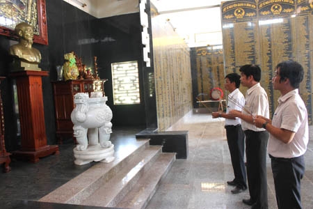 Thắp hương tưởng nhớ các Anh hùng liệt sĩ tại Nghĩa trang liệt sĩ huyện Bình Sơn.