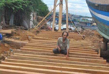 Ông Trần Phương bên chiếc tàu đang được đóng mới của mình.