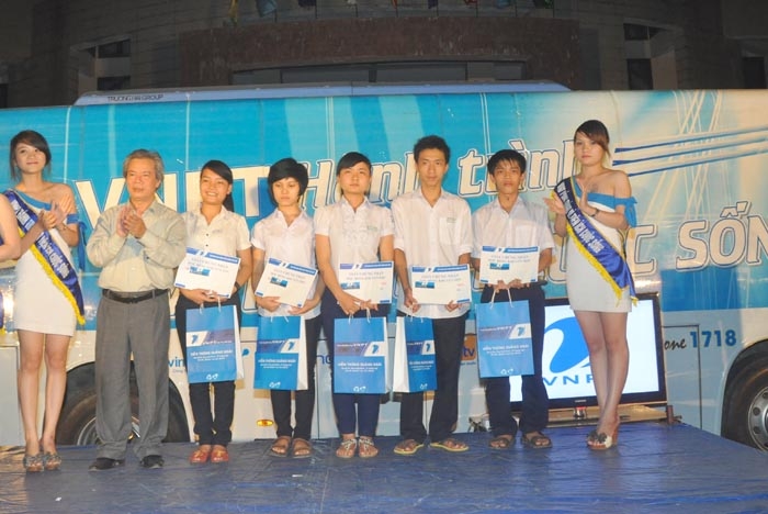 Đại diện VNPT Quảng Ngãi trao học bổng cho học sinh nghèo.