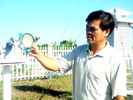 Anh Nguyễn Nam- Trạm trưởng Trạm Khí tượng thủy văn trên đảo Lý Sơn với công việc hằng ngày của mình.