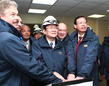 Chủ tịch nước Trương Tấn Sang bấm nút đưa khu mỏ Tây Khosedaiu vào hoạt động. Ảnh: Nguyễn Khang - TTXVN