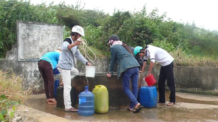 Ngay cả giếng Xó La, giếng nước ngọt duy nhất cung cấp nước sinh hoạt cho người dân trên đảo cũng đang rơi vào cảnh trơ đáy vì cạn kiệt.