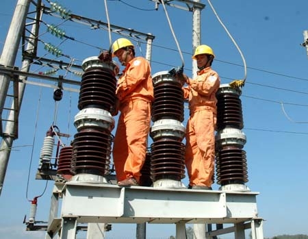 Cán bộ ngành điện đảm bảo công tác cấp điện cho nhân dân.