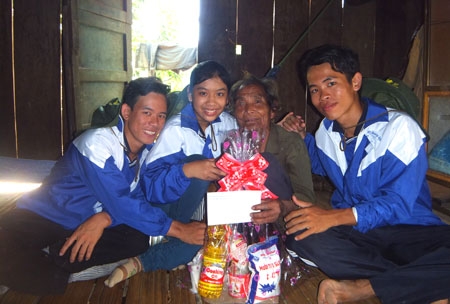 Các chiến sĩ tình nguyện tặng quà cho gia đình chính sách ở huyện Sơn Tây trong chiến dịch vừa qua