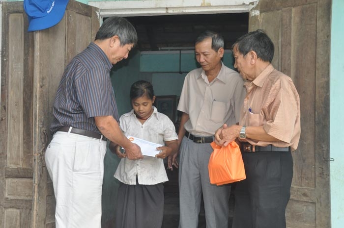 Thăm tặng quà cho nạn nhân da cam tại xã Ba Thành, huyện Ba Tơ.
