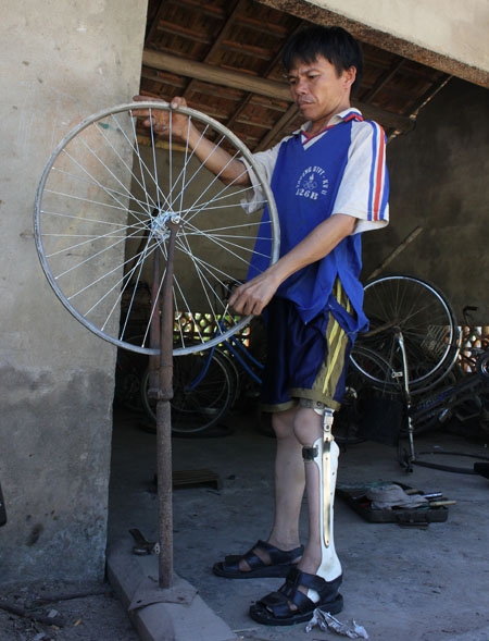 Hằng ngày, chàng trai đầy nghị lực Trương Quang Trung vẫn miệt mài làm việc ở tiệm sửa xe đạp nhỏ của mình