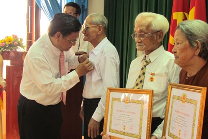 Đồng chí  Nguyễn Chín- Bí thư Thành ủy Quảng Ngãi  gắn Huy hiệu Đảng cho các  đảng viên.