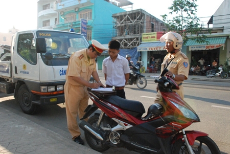   CSGT Công an TP Quảng Ngãi xử lý học sinh đi xe máy đến trường.