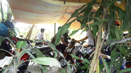 Bãi giữ xe với số lượng hàng trăm chiếc tồn tại ngay sát trường Nguyễn Bỉnh Khiêm.