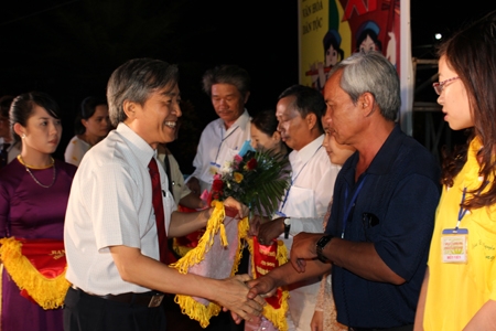 Đồng chí Lê Quang Thích- Phó Chủ tịch UBND tỉnh trao cờ lưu niệm cho các CLB tham gia liên hoan