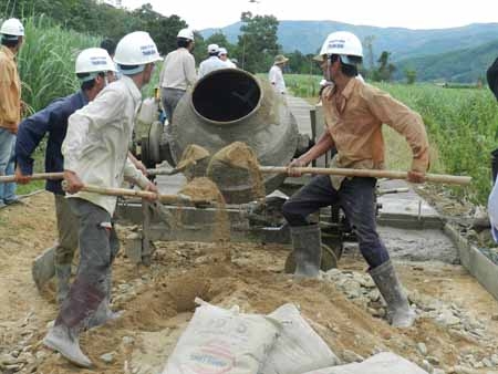 Việc thi công tuyến đường thôn Nước Tiên xã Ba Dinh mới đạt 80% khối lượng.