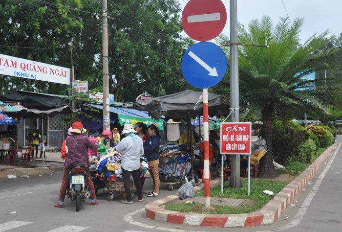 Tình trạng mua bán quần áo ngay trên đường Phạm Văn Đồng ngay trước chợ tạm Quảng Ngãi.