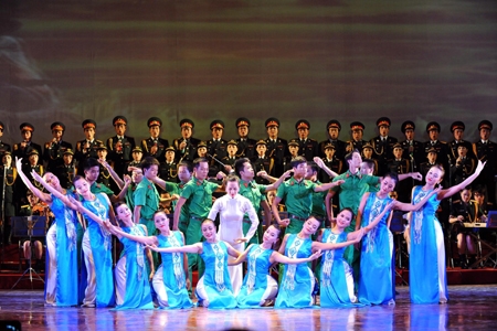 Một tiết mục của Nhà hát ca múa nhạc Quân đội biểu diễn.