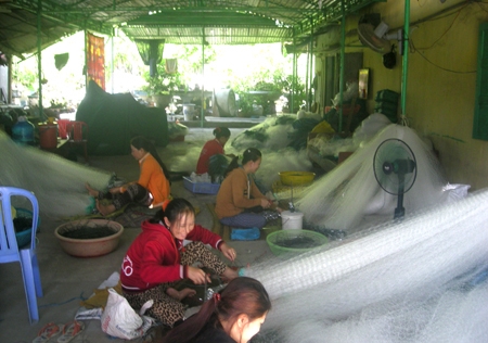 Nghề đan lưới tạo nguồn thu nhập cho một bộ phận chị em thôn Tân Thạnh, xã Nghĩa An.