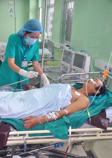Các y, bác sĩ chăm sóc ông Sơn sau ca phẫu thuật tại Bệnh viện đa khoa Quảng Ngãi Ảnh: Minh Thu