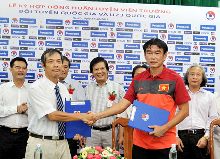 HLV Phan Thanh Hùng chính thức tiếp quản "ghế nóng" (Ảnh: Gia Hưng)