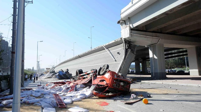  Đoạn cầu bị sập khiến bốn xe tải lật nhào - Ảnh: Tân Hoa xã