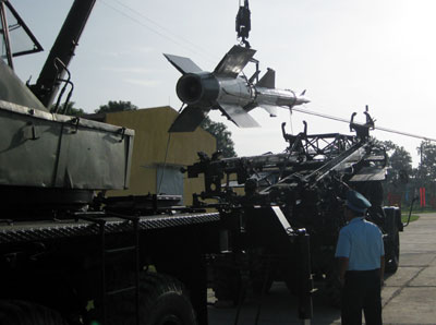 Chuẩn bị tên lửa và trang bị kỹ thuật cho huấn luyện lắp ráp đạn tên lửa ban đêm.
