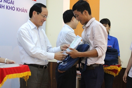 Đồng chí Phạm Minh Toản- Phó Bí thư Thường trực Tỉnh ủy, Chủ tịch HĐND tỉnh trao học bổng cho các em học sinh