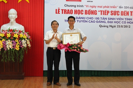 Đồng chí Lê Quang Thích- Phó Chủ tịch UBND tỉnh trao bằng khen cho lãnh đạo báo Tuổi trẻ