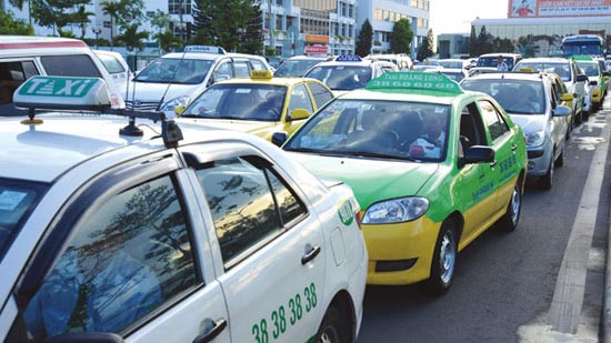 Mỗi hãng xe taxi có một màu sơn khác nhau (Ảnh: KT)