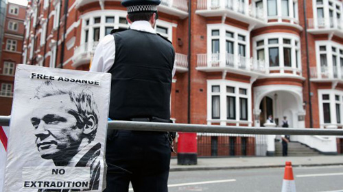 Cảnh sát Anh bên ngoài toà Đại sứ quán Ecuador ở London hôm 17/8 (Ảnh: Press TV)