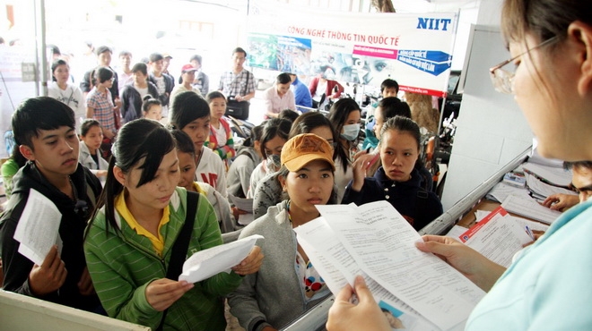 Thí sinh nhận giấy chứng nhận kết quả thi ĐH, CĐ 2012 tại cơ quan đại diện Bộ GD-ĐT tại TP.HCM - Ảnh: Trần Huỳnh