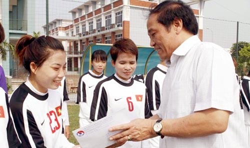 Chủ tịch  Nguyễn Trọng Hỷ trao quà cho các thành viên trong đội. (Ảnh: Phan Tùng)