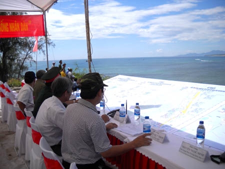 Phó Chủ tịch UBND tỉnh Lê Viết Chữ đang duyệt chương trình diễn tập ứng phó sóng thần và tìm kiếm cứu nạn tại xã Phổ Thạnh