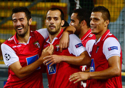 Niềm vui của các cầu thủ Braga sau khi Micael (giữa) ghi bàn thắng quân bình tỷ số 1 - 1.