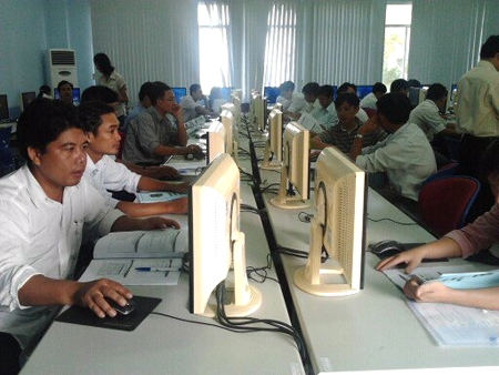 Các học viên tham gia khóa tập huấn Quản trị mạng do Sở TT&TT phối hợp với Trường CĐ Việt-Hàn tổ chức.