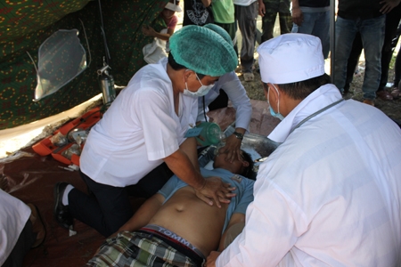 Đội ngũ y, bác sĩ tiến hành các thao tác cấp cứu tại chỗ