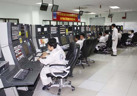 Phát triển công nghiệp lọc hóa dầu tại Dung Quất đã và đang tạo ra sức hút cho KKT Dung Quất. Trong ảnh: Kỹ sư NMLD tại Trung tâm điều khiển vận hành hoạt động của nhà máy.                           