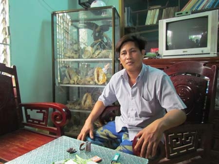 Ngư dân Nguyễn  Văn Trung - người có thâm niên trên 15 năm làm nghề lặn đêm ở Gành Cả phấn khởi kề về công việc của mình.       Ảnh: P.D