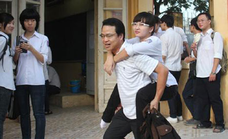 Bức ảnh chụp lại khoảnh khắc Phương Linh được bố cõng đi thi tốt nghiệp gây xúc động cư dân mạng. Ảnh: Kênh 14