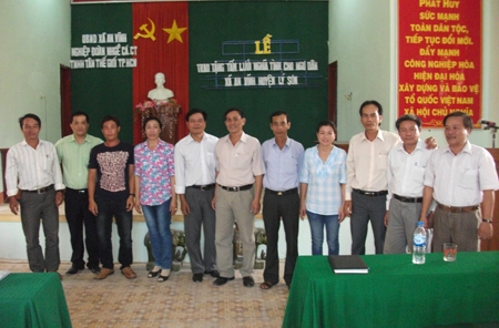 Lãnh đạo Công ty Tân Thế Giới chụp ảnh lưu niệm cùng lãnh đạo UBND xã An Vĩnh, Lý Sơn