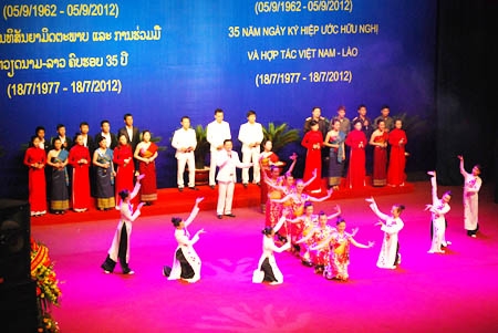  Lễ mít tinh kỷ niệm 50 năm Ngày thiết lập quan hệ ngoại giao và 35 năm Ngày ký Hiệp ước Hữu nghị và Hợp tác Việt Nam-Lào.