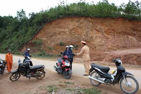 Cảnh sát giao thông huyện Sơn Tây tăng cường tuần tra, xử lý vi phạm Luật Giao thông đường bộ.