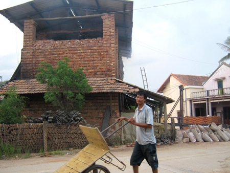 Lò gạch thủ công tại thôn Thuận Hòa nằm giữa khu dân đông đúc, gây ô nhiễm môi trường nghiêm trọng.