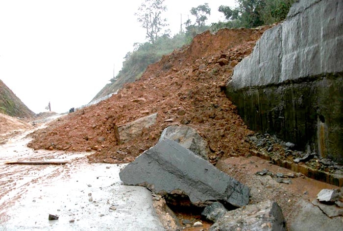 Huyện Tây Trà là địa phương chịu nhiều thiệt hại nặng mỗi mùa mưa lũ về. (Trong ảnh: Sạt lở tại tuyến đường  Tây Trà).